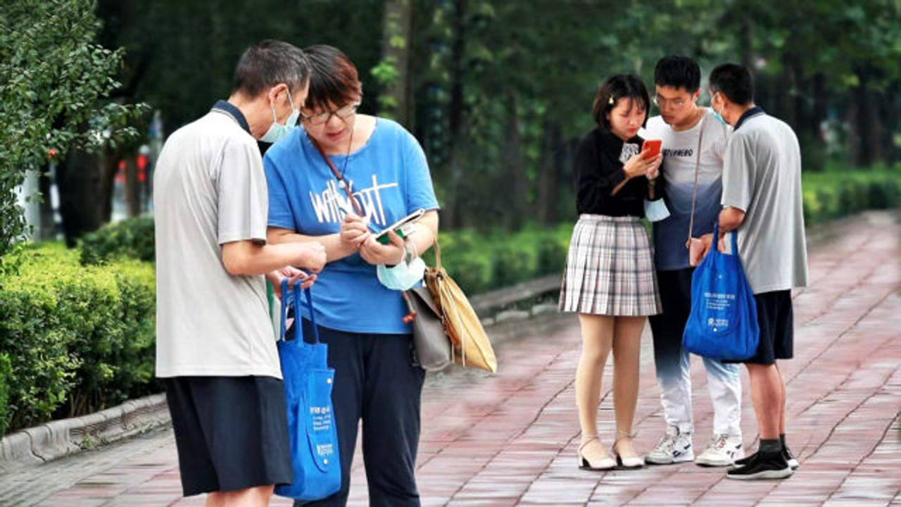 不识字的老人向路人询问用药方式,有人在纸上画起了简笔画