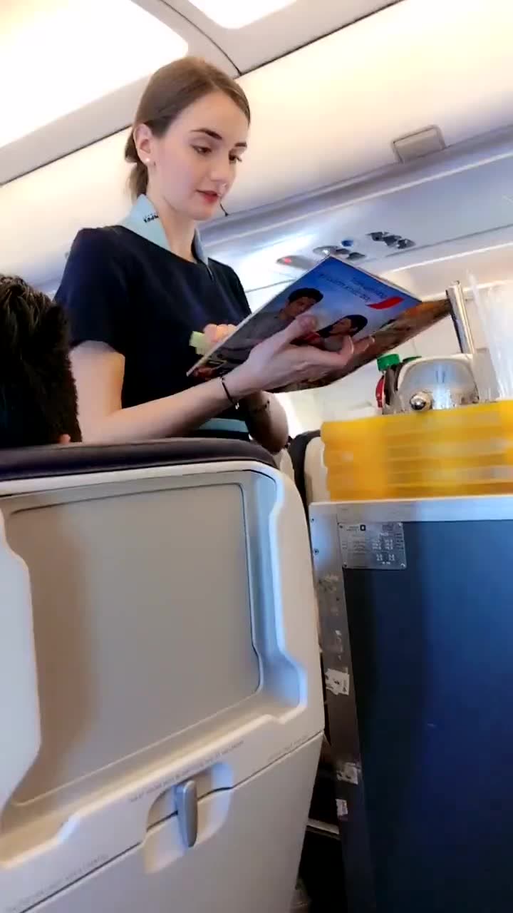 乌克兰空姐太美了,肤白貌美精致五官,男人心中的女神!