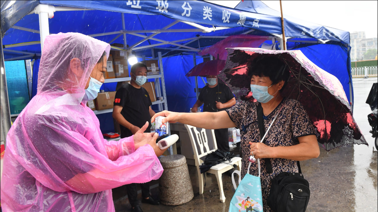 暖乎乎!小区保安为防疫雨中值守,66岁阿姨送来酸奶