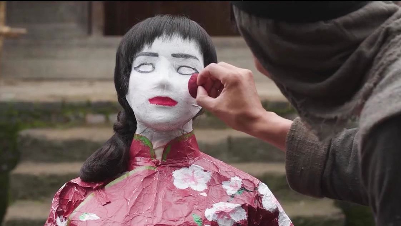 家里穷娶不上媳妇,男子竟然拿纸扎人当媳妇,太吓人了!