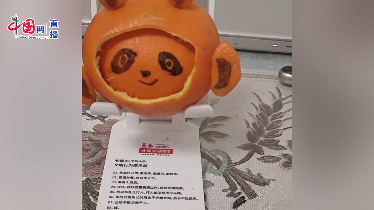 买不到冰墩墩,长春女子想妙招,拿来橙子拿来笔摇身一变,能吃的"冰墩墩