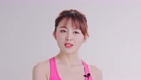 健身必备!小南完美身材有诀窍 用哑铃勾勒背部线条