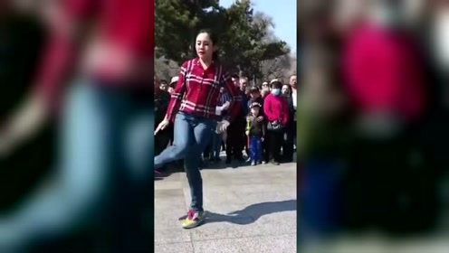 美女夸张跳鬼步舞 很受欢迎
