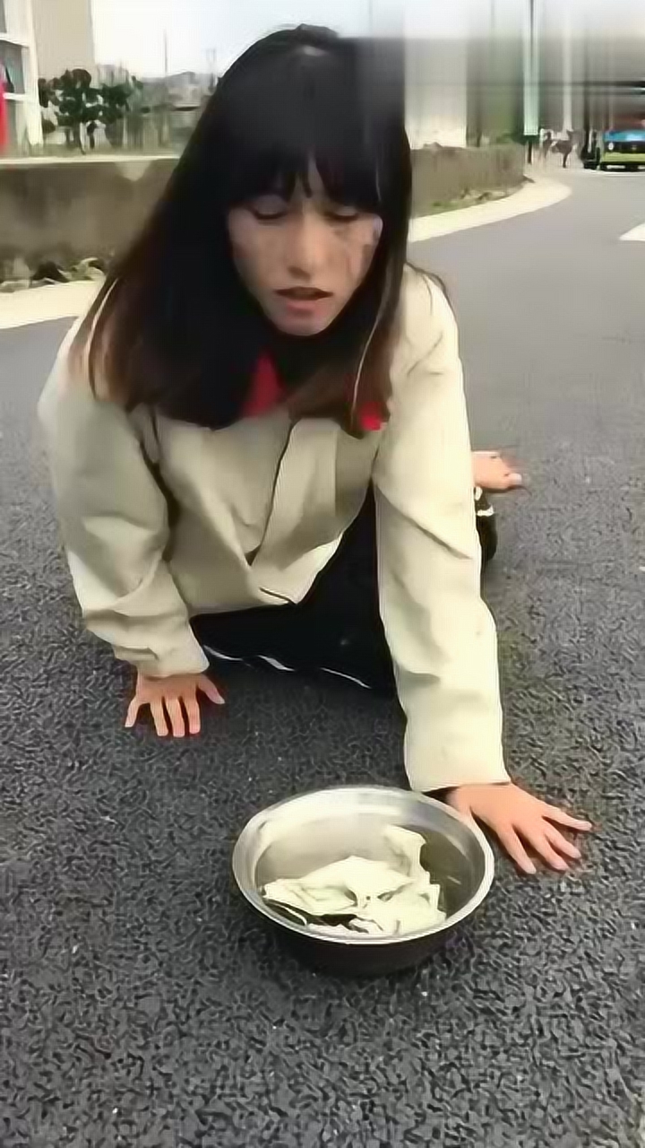 女乞丐在街上被人辱骂抢饭碗,女子看不下去顺手牵羊!