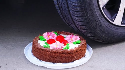 作死老外用汽车碾压生日蛋糕,会怎样?网友:食欲完全消失了!