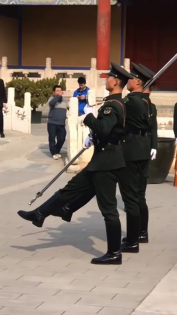 实拍国旗护卫队擎旗手,30斤旗杆抗在肩上宛若无物,祖国的骄傲