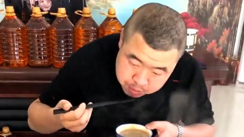东北大哥真会造,这顿小火锅搂的真起劲,网友:吃这么快不怕烫啊