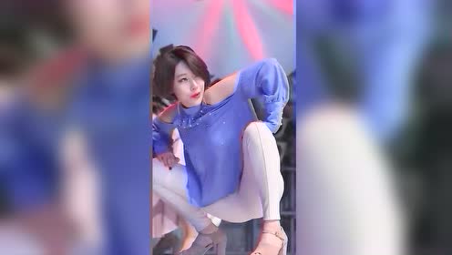 白色紧身裤女团 舞姿很撩人呀