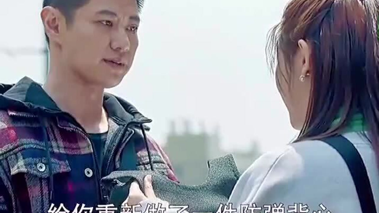 田队长虽然是直男,但是当美女遇到危险,他竟毫不犹豫冲过去挡在她前面