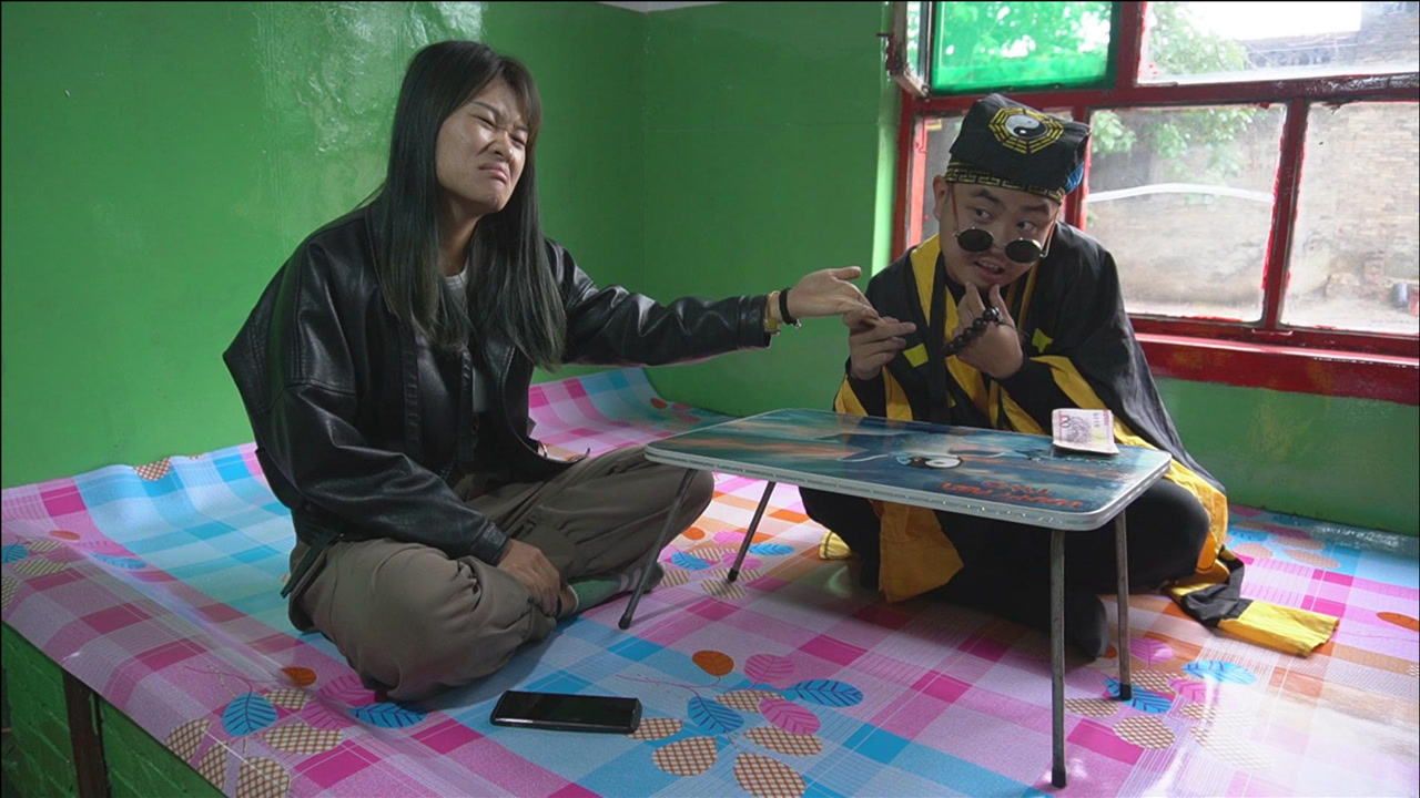 美女连遇倒霉事来找算命先生,没想算命先生的套路也太深了,真逗