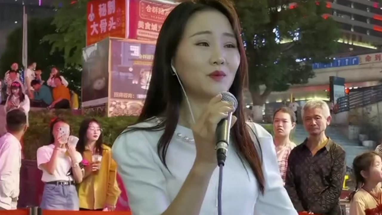 网红二小姐演唱《爱情一阵风》,歌声甜美十分动听,了