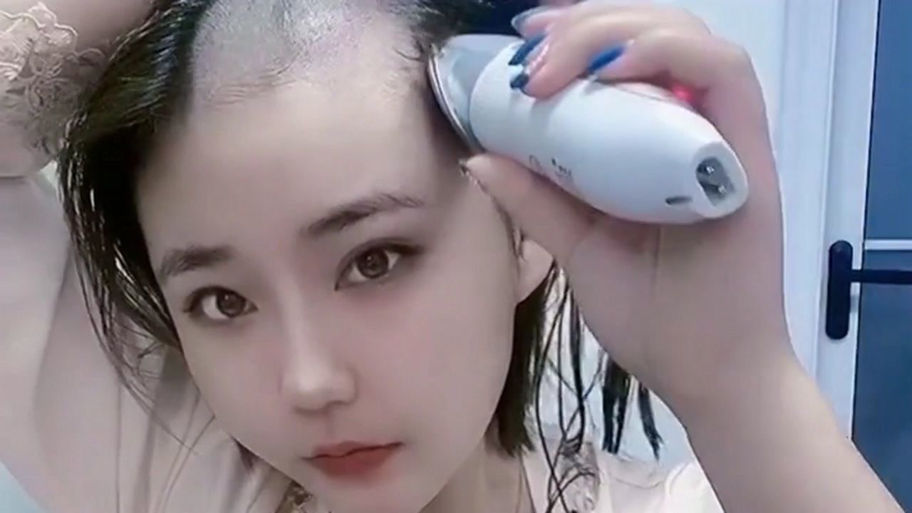 小姐姐非要给自己剃光头,谁说话也不好使,一头长发剃了看着都心疼!