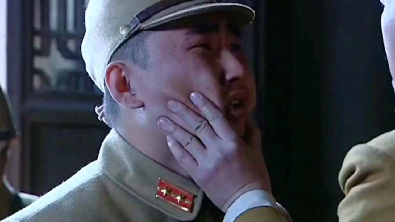 大佐和他的渡边小娇妻,"猪头小队长"不仅能吃还挺粘人的……#影视剪辑