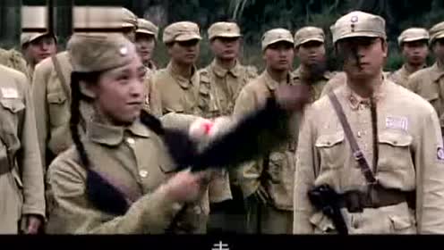 一群男士兵嘲笑女兵只能打死靶子,没想到打活靶子个个命中