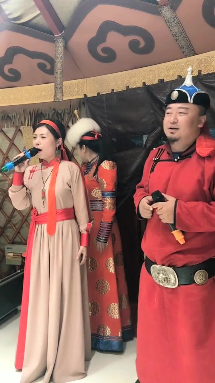 蒙古帅哥美女对唱经典歌曲《敖包相会,深情演绎,歌声悠扬,好听