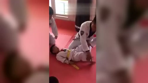 跆拳道教练帮学员们压腿,第二个小朋友都疼哭了!