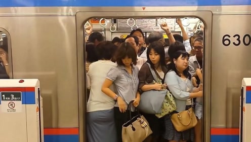 实拍:日本年轻女孩挤地铁,上下班就是噩梦的开始,尤其是夏天!