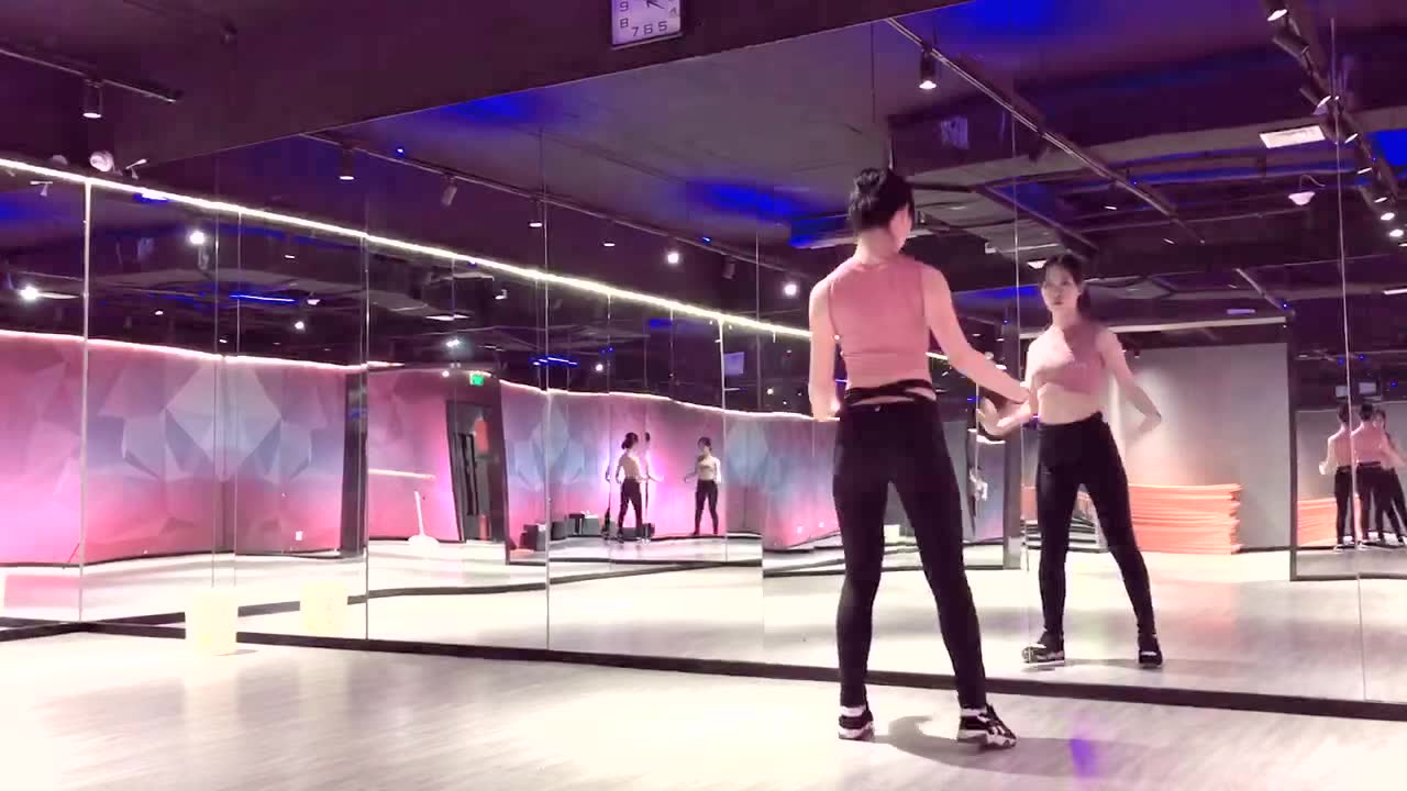 美女一个人在舞蹈室练舞,很勤奋呢
