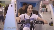 谢霆锋在宋茜背后粘纸,服务员第一个反应过来,太机智!