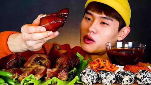韩国吃货小哥,吃猪蹄肉,饭团,辣椒,用手拿着吃,太过瘾了!