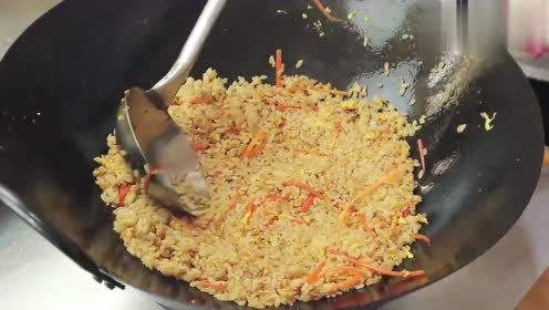 大厨教你炒饭的路边摊做法,一天卖200多份,粒粒分明越吃越香