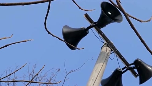 霸气村长大喇叭喊话怼人,句句戳中心窝,看谁还不听村长的话出去乱窜!