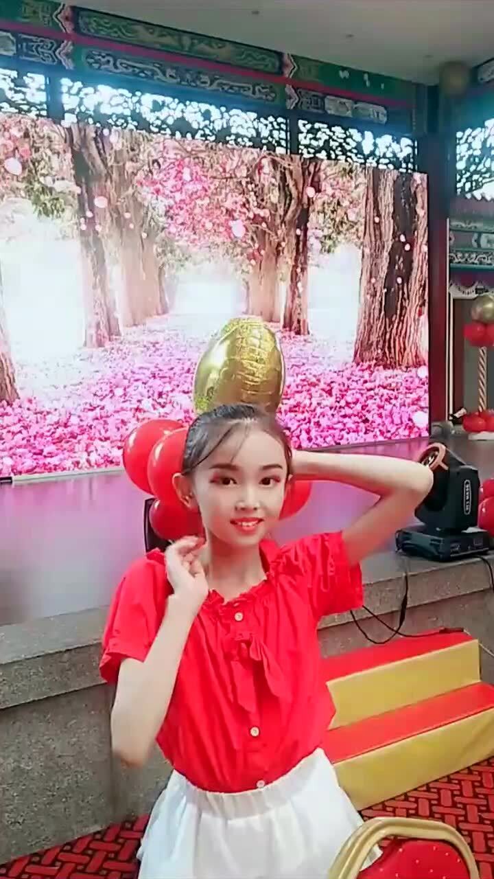 宋小睿在舞台下面可以随便玩,旁边还有这么多人呢,有点不礼貌