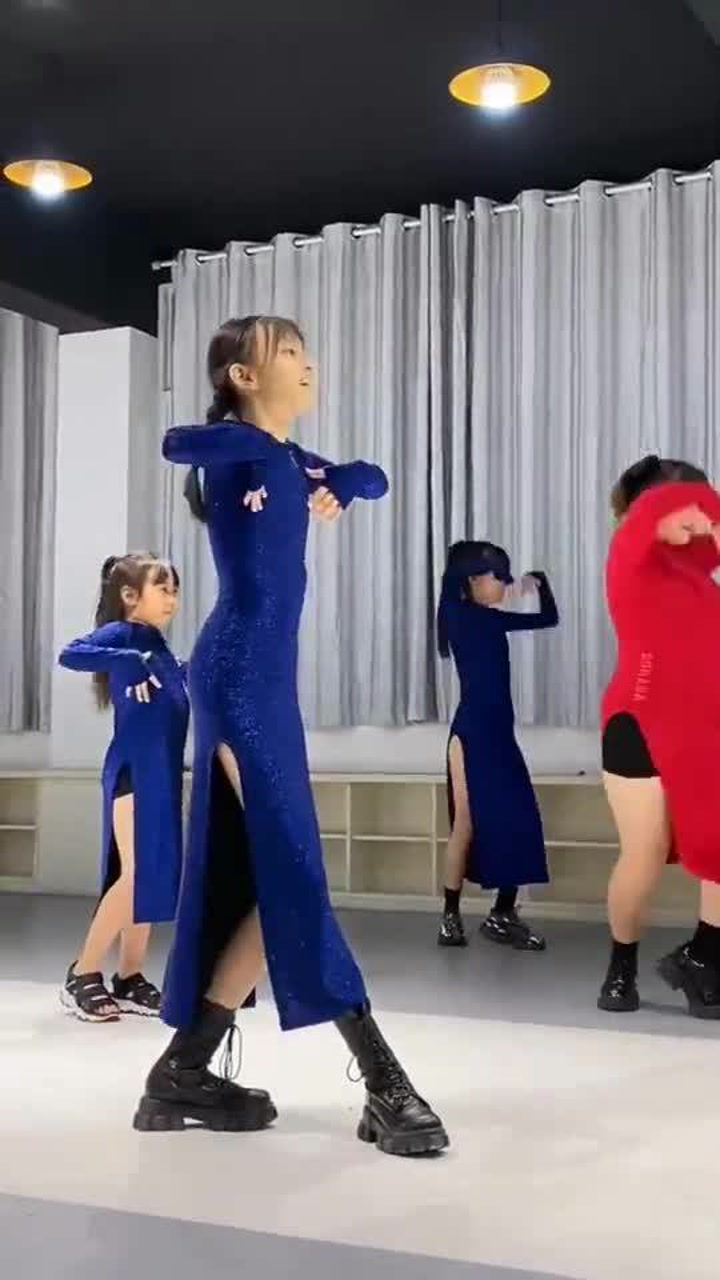 童模宋小睿练习舞蹈,一双大长腿非常吸睛,但似乎被胖姐姐抢镜了
