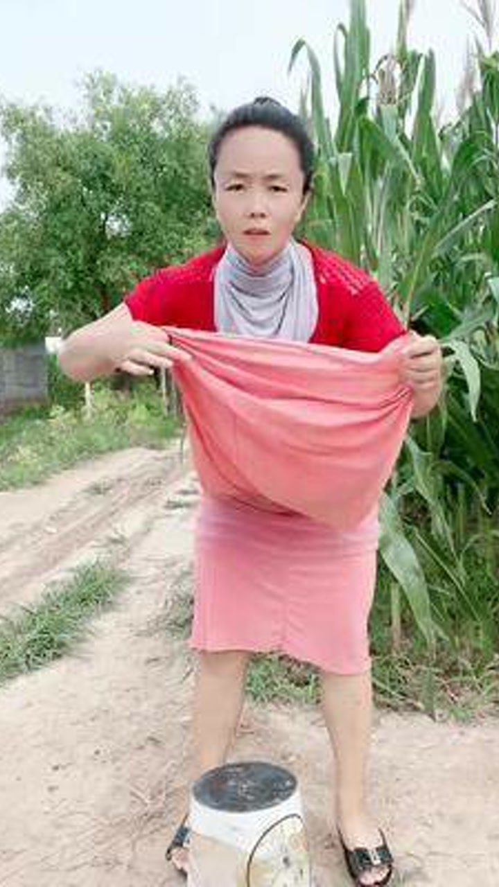农村小妮想吃草莓