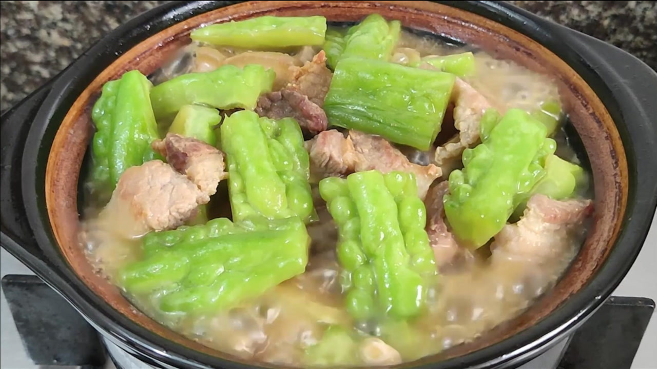 五花肉苦瓜煲做法,鲜嫩爽口好吃不腻,简单又下饭