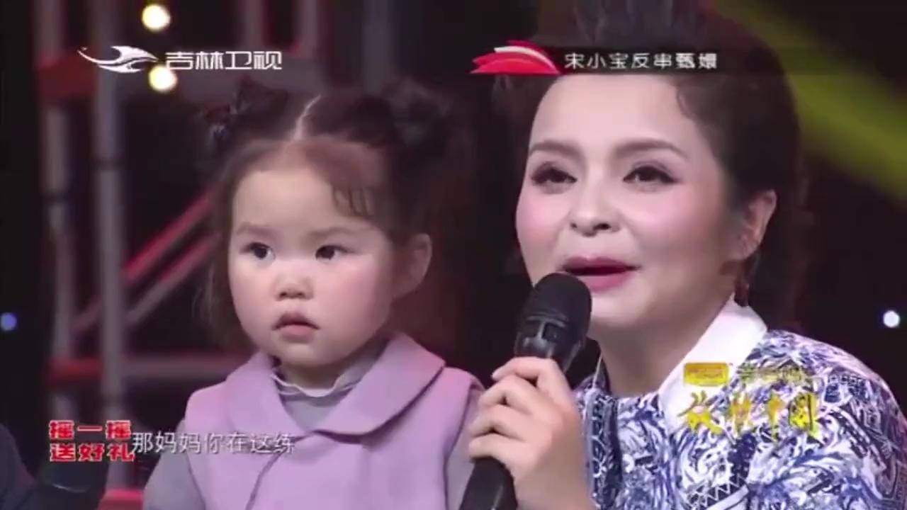 歌唱家吴碧霞带女儿上台,一曲《刘海砍樵》简直太好听了