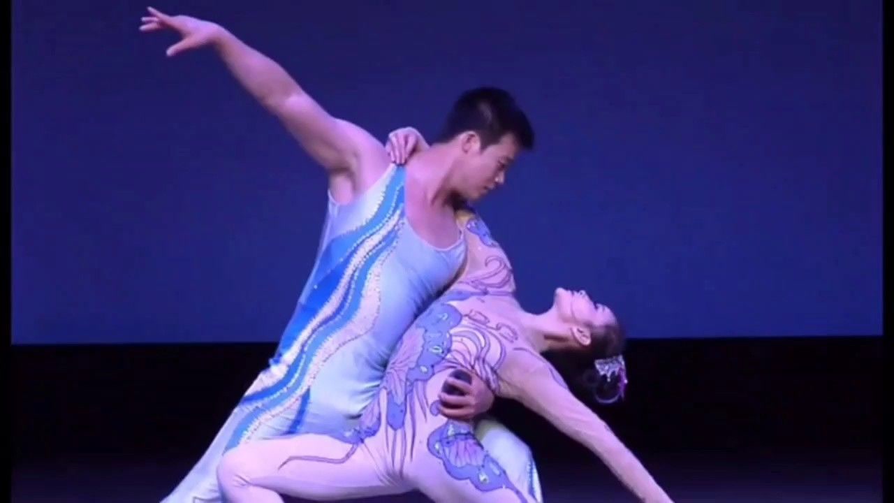 双人组合杂技表演