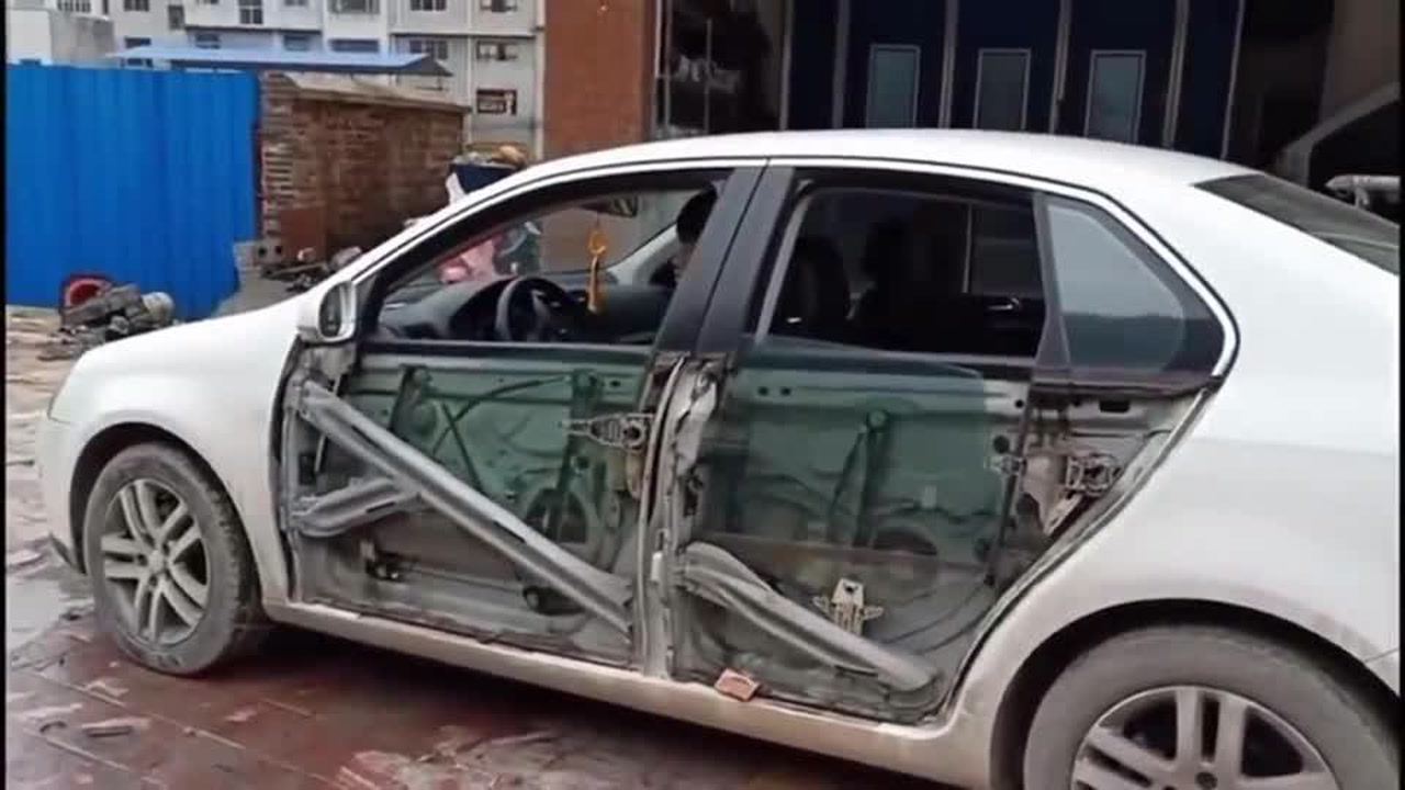 这就是轿车门外壳卸掉的样子 看着就好单薄
