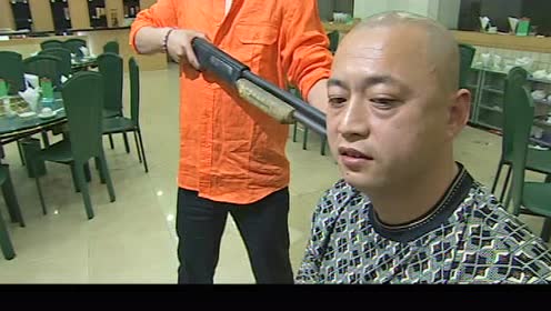 黑社会老大刘华强(孙红雷)直接逼迫黑社会老大封飚下跪求饶叫爷