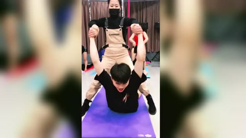 小哥哥"零基础"练舞蹈,教练"魔鬼训练",表情狰狞