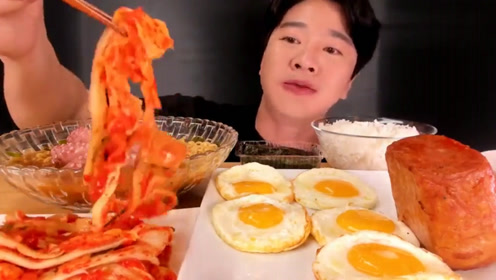 1韩国吃货小哥,吃煎蛋,午餐肉,章鱼,方便面,看他吃得太享受