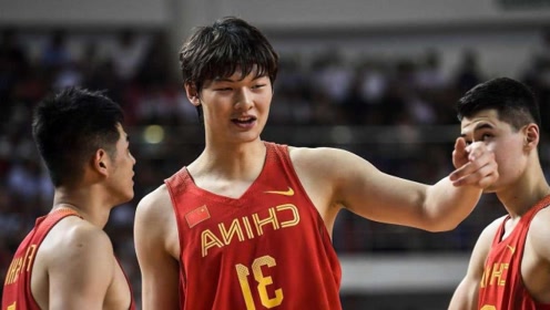 王哲林罚球被干扰后献飞吻,解说都爆笑出声!