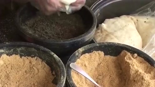 拉布拉多犬喜新厌旧,对粑粑新买的地毯爱不释手!