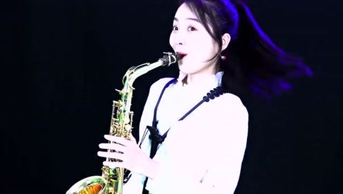 春晓萨克斯演奏动感dj音乐《三月里的小雨》《忘情牛肉面》,萨克斯版