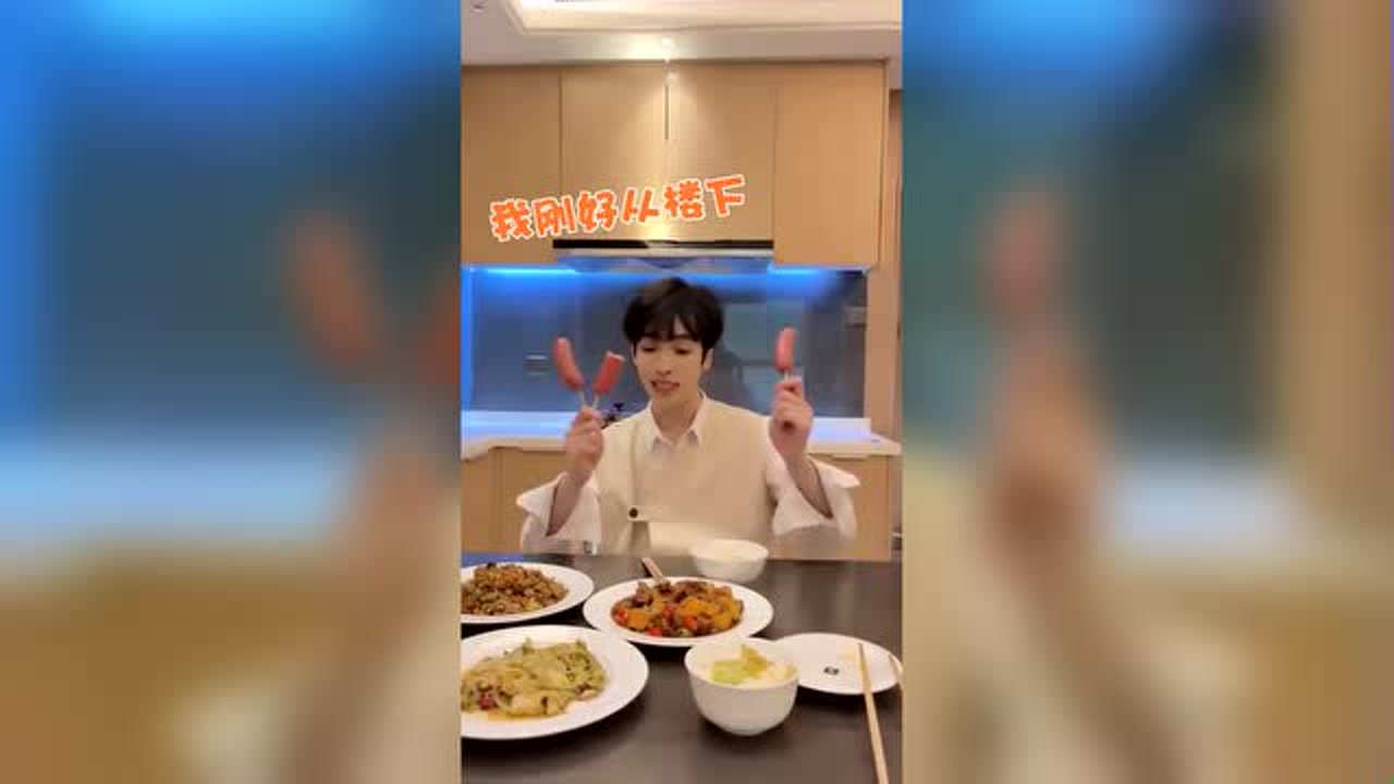 万小北:哼!下次再也不请你吃香肠了!