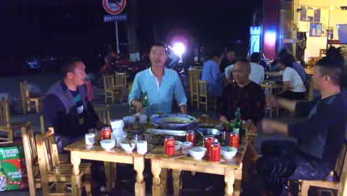 有意思!泸州纳溪街头夜宵摊上的划拳喝酒方式