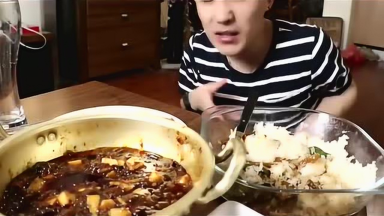 网红"光小强"吃播,吃辣炖鸡爪,拌饭,美味诱人,很过瘾