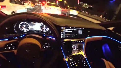 半夜驾驶2019宾利欧陆看不见路,打开仪表盘后,网友:惊了!