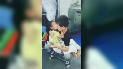 双胞胎熊孩子家中日常,接下来发生的一幕,让妈妈看得心惊肉跳