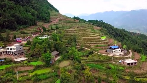 来到偏僻的四川大山农村,如不身临其境,很难体会这里的生活条件