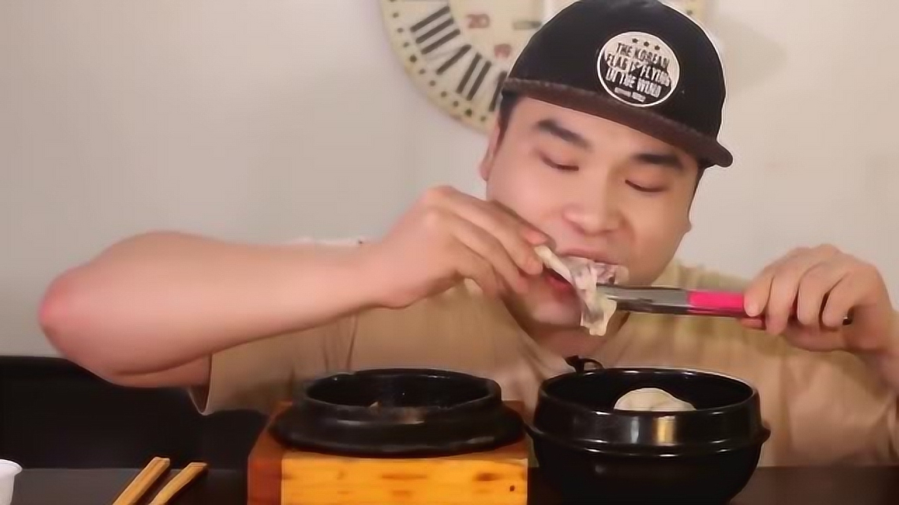 韩国大胃王胖哥吃人参鸡汤,吃的停不下来被馋到直流口水!
