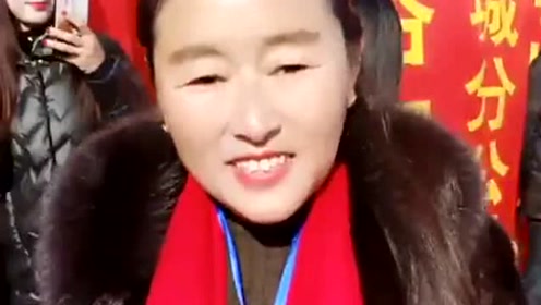 大衣嫂一改邋遢形象,穿皮草大衣商