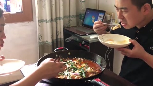 超小厨泡椒肥肠鱼做一锅,大口吃肉直冒汗,四川人都爱这种口味
