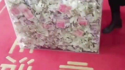 抓大钱啦,不过这位小姐姐是不是手有点小了,不是都说小手抓钱大手抓柴