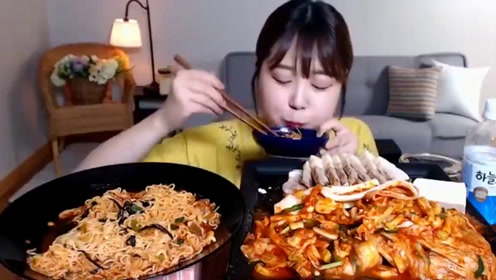 1韩国女吃货,吃方便面,辣白菜,五花肉,吃得太香了,真解馋